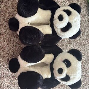 ⬇️NWOT Adorable Panda Plush Slippers size 5-6